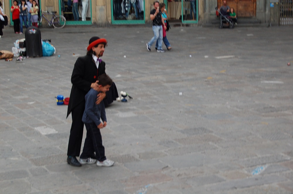 in piazza con un bambino volontario...